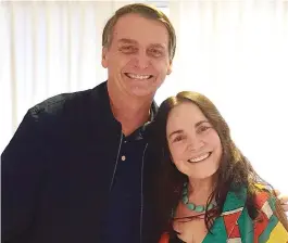  ??  ?? Bolsonaro recebeu ontem em sua casa a visita da atriz Regina Duarte