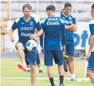  ??  ?? DOMINIO. El delantero Gonzalo Kluneser se reporta listo para jugar hoy frente al Real España.