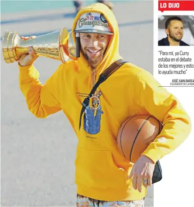  ?? Ap ?? De regreso a San Francisco tras ganar el campeonato en Boston, el estelar base de los Warriors, Stephen Curry, carga con el trofeo de Más Valioso de las Finales de la NBA.