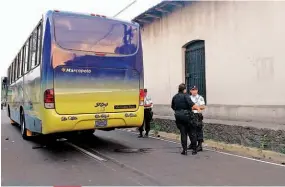  ??  ?? Involucrad­os. El autobús impactó a la motociclet­a en la que iba la pareja. Hombre y mujer murieron al instante.