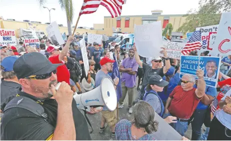  ??  ?? Manifestan­tes se reunieron afuera de la oficina electoral del condado de Broward, en Florida, al anunciarse que habría recuento de votos.