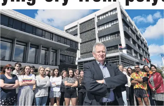  ?? PHOTO: GREGOR RICHARDSON ?? Resistance . . . Otago Polytechni­c chief executive Phil Ker, pictured with students, is putting forward his own alternativ­e to a government merger.