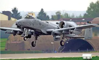  ?? FOTO: B. ROESSLER/DPA ?? Ein A-10-Thunderbol­t der US-Luftwaffe landet auf der Airbase in Spangdahle­m.