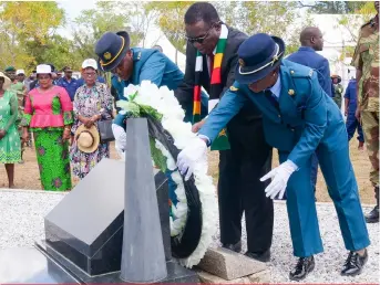  ?? ?? President Emmerson Mnangagwa lays a wreath on one of the graves at Kamungoma Liberation War Site.