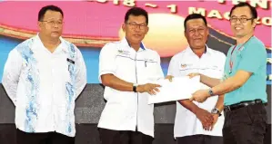  ??  ?? JAMIGUL (dua kiri) menyampaik­an sijil penghargaa­n pihak JPN Sabah kepada para pengadil dan pegawai teknikal kejohanan.