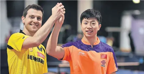  ?? FOTO: DPA ?? Europa und Asien gemeinsam an der Platte: Timo Boll (links) und der Chinese Ma Long wollen Weltmeiste­r werden.