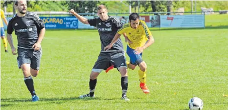  ?? FOTO: FAR ?? Der SV Achberg (dunkles Trikot) setzt Eriskirch zwar unter Druck, aber der TSV nutzt seine Chancen.