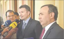  ??  ?? Carlos Arregui, abordado por la prensa en el pasillo del Palacio de López, tras entregar su informe. Parte del informe con el detalle de los hallazgos detectados en relación a las deudas de los operadores.