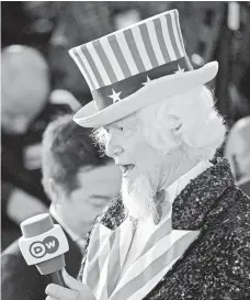  ?? THOMAS B. SHEA, EUROPEAN PRESSPHOTO AGENCY ?? People wait for Republican presidenti­al candidate Ted Cruz to speak Tuesday night in Stafford, Texas.