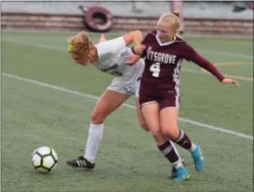  ?? AUSTIN HERTZOG - DIGITAL FIRST MEDIA ?? Pottsgrove’s Lexi Zook (4) and Spring-Ford’s Ella Curry battle for the ball.