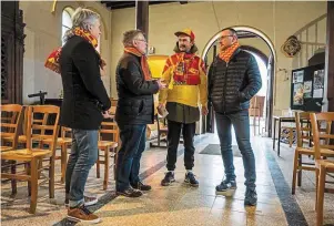  ?? | PHOTO : NICOLAS MONTARD ?? Jean-Marie et Christian, à gauche, bénévoles de l’ACV Saint-Théodore, en discussion avec deux supporters venus du Béthunois.