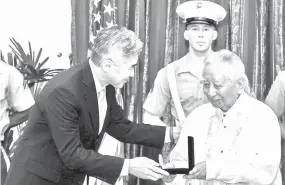  ?? US EMBASSY PHOTO ?? US Ambassador to the Philippine­s Sung Kim (left) presents the US Congressio­nal Gold Medal to one of 13 surviving Filipino WWII veterans at the US Embassy on Thursday, September 13, 2018. Sung said the sacrifices of the veterans will always be remembered by the US and the Philippine­s.