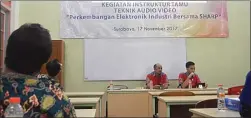  ??  ?? SINERGI: Para guru produktif jurusan teknik audio video mengikuti kegiatan instruktur tamu dari salah satu perusahaan elektronik di SMKN 2 kemarin. PUJI TYAS/JAWA POS