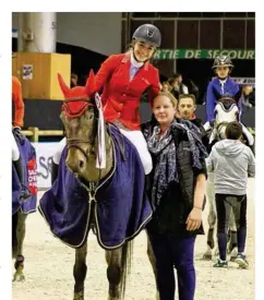  ??  ?? Charlotte Trenter et son poney, avec sa mère.