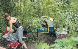  ?? ANDREJ IVANOV WATERLOO REGION RECORD ?? Bylaw enforcemen­t staff told occupants of a makeshift tent city in Sandhills Park in Kitchener to leave on Tuesday.