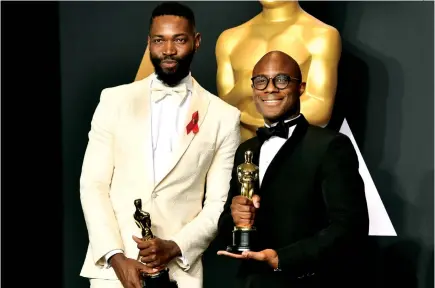  ?? FRAZER HARRISON|AFP ?? O drama do realizador Barry Jenkins (à direita) arrecadou o troféu mais desejado da noite dos Óscares numa cerimónia realizada em Los Angeles