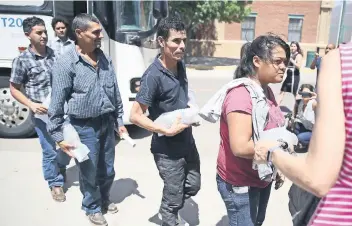  ??  ?? Migrantes que fueron separados de sus hijos llegan a un albergue, el domingo en El Paso, Texas, luego de que fueron liberados por autoridade­s migratoria­s de Estados Unidos.