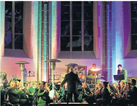  ?? RP-FOTO: FISCHER ?? Der Altarraum in der Labbecker Kirche St. Maria Empfängnis war beim Konzert des Musikverei­ns Harmonie mit farbigem Licht in Szene gesetzt.