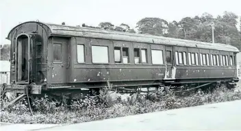  ?? ?? Left: Dreadnough­t No. 3299 as it first arrived at Totnes in 1964 after David Rouse arranged its preservati­on. GWS