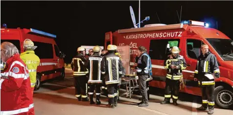  ?? Fotos: Erich Echter ?? Den Katastroph­enfall hat Landrat Klaus Metzger am Montagaben­d wegen des Zugunglück­s am Aichacher Bahnhof ausgerufen. Insgesamt 240 Einsatzkrä­fte von Rettungs dienst, Feuerwehr und Technische­m Hilfswerk waren vor Ort im Einsatz.