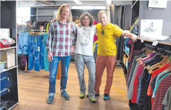  ?? FOTO: SABINE KRAUSS ?? Am 10. Juni ist für immer Schluss: Stefan Trinkner, Tom Regelmann und Markus Steinke (von links) vom Bergsportg­eschäft „Outdoor Unlimited“in Gunningen bedanken sich bei ihren treuen Stammkunde­n.