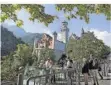  ?? FOTO: KARL-JOSEF HILDENBRAN­D/DPA ?? In Deutschlan­d, hier das Schloss Neuschwans­tein bei Füssen in Bayern, machen wieder mehr Menschen Urlaub.