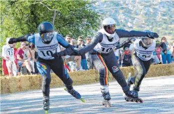  ?? FOTO: VEREIN ?? Zielsprint beim Downhill-Cross Weltcup im italienisc­hen Sant Ambrosio di Valpolicel­la: Emilie Sadoux aus Frankreich, Mira Börsig und die Italieneri­n Martina Paciolla kämpfen um den Sieg.