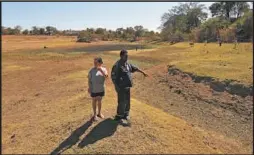  ?? FOTOS: RAMON LISBOA/EM/D.A PRESS ?? Antônio José da Silva e sua mulher, Janete Mendes Rocha, viram o lago atrás da casa onde moram secar dois meses antes do previsto