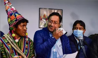  ?? (Photo AFP) ?? La Bolivie « a renoué avec la démocratie » s’est réjoui le vainqueur hier lors d’une conférence de presse. « Nous allons mettre en place un gouverneme­nt d’union nationale », a-t-il ajouté.