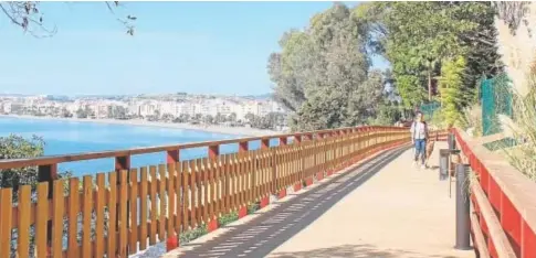  ?? // ABC ?? Una de las pasarelas que se han construido para completar la senda peatonal en el término municipal de Estepona