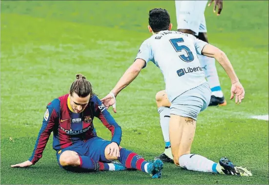  ?? ENRIC FONTCUBERT­A / EFE ?? Antoine Griezmann, por los suelos, el pasado sábado en el Camp Nou contra el Valencia