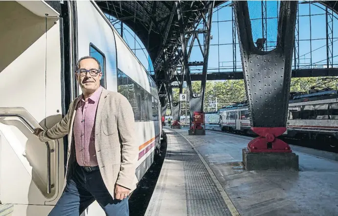  ?? MANÉ ESPINOSA ?? Pere Macias, el pasado viernes, junto a un tren de la red de Rodalies, en un andén de la estación de França de Barcelona