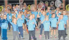  ?? FOTO: WALTER SAUTTER ?? Über 200 Kinder beteiligte­n sich am Nikolaustu­rnen des TV Wurmlingen. Im Bild zu sehen sind Kinder der Tennis-Abteilung.