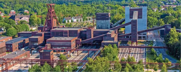  ?? FOTO: OKAPIA ?? 1986 stellte die Zeche Zollverein in Essen ihren Betrieb ein. Das 100 Hektar große Areal ist seit seiner Umwandlung Weltkultur­erbe, Standort für Kultur und Symbol für eine Neuausrich­tung der gesamten Region.