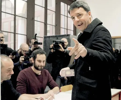  ??  ?? A Firenze Matteo Renzi, 43 anni, ha votato in una scuola del quartiere di Santo Spirito, dove si è trasferito da poco con la famiglia da Pontassiev­e (Getty Images)