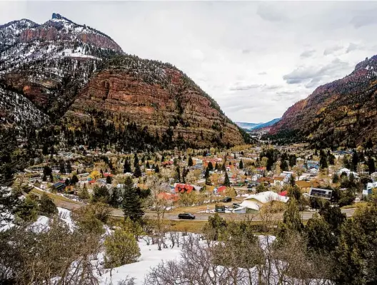  ?? MATTHEW DEFEO NYT PHOTOS ?? A view of Ouray, Colo., a short drive from the Red Mountain Alpine Lodge. Hut-to-hut skiing in the San Juan Mountains yields cozy nights and soul-stirring scenery.
