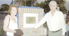  ??  ?? Mario Vargas Llosa con Patricia Llosa, quien fue su esposa por 50 años, en la inauguraci­ón de la avenida Mario Vargas Llosa en Marbella, España, en 2005.