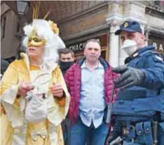  ?? | AP ?? Las calles de Venecia lucen semivacías tras la cancelació­n del carnaval.