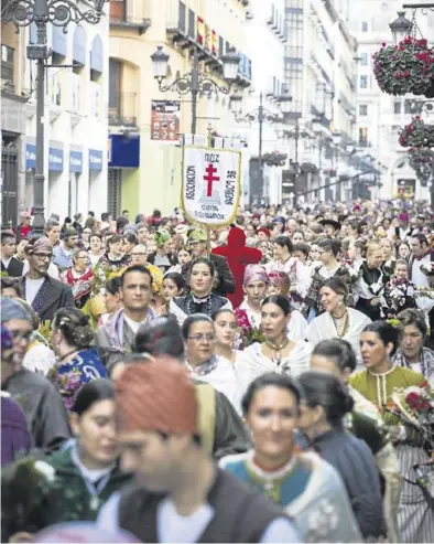  ?? CHUS MARCHADOR ?? La calle Alfonso de Zaragoza durante la Ofrenda de Flores del año pasado.