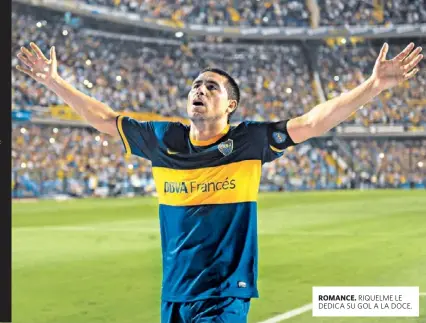  ?? RICARDO ALFIERI ?? ROMANCE. RIQUELME LE DEDICA SU GOL A LA DOCE.