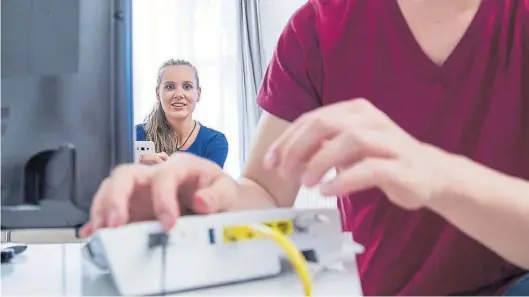  ?? BILD: CHRISTIN KLOSE/DPA-TMN ?? Ein Router, viele Möglichkei­ten: Warum sollte das Gerät nur einem Haushalt dienlich sein?