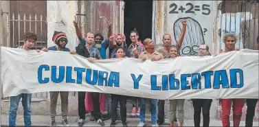  ?? FACEBOOK ?? SAN ISIDRO. Una de las grandes novedades de la sociedad cubana, el grupo de “artivistas” que con su arte exigen libertad y derechos humanos. Las autoridade­s los acosan con la policía y con ciudadanos “espontáneo­s” que cercan sus sedes e insultan a sus miembros.