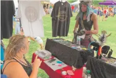  ?? | NEIL STEINBERG/ SUN- TIMES ?? Vendor Christy Lewallen ( left) talks to Gail Bell, who attended the Carbondale Eclipse Conic- Con as “a random steam punk character pulled out of the closet.”