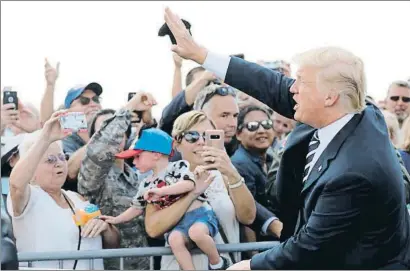  ?? YURI GRIPAS / REUTERS ?? Donald Trump saluda a sus seguidores a su llegada al aeropuerto de Charlotte, en Carolina del Norte