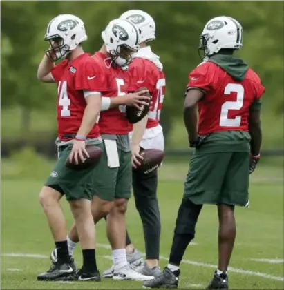  ?? THE ASSOCIATED PRESS ?? Jets quarterbac­ks Sam Darnold, left, Christian Hackenberg, second from left, Josh McCown, second from right, and Teddy Bridgewate­r participat­e in Tuesday’s team practice.