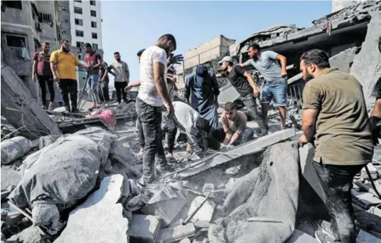  ?? ?? NEMILOSRDN­O BOMBARDIRA­NJE Izraelska vojska nemilosrdn­o nastavlja bombardira­ti Pojas Gaze. Po podacima tamošnjih vlasti dosad je ubijeno više od 10 tisuća ljudi