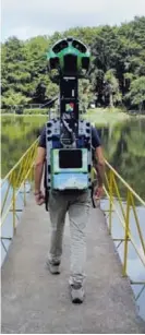  ?? CORTESÍA DE GOOGLE. ?? Para la recolecció­n de las imágenes, Google cuenta con operadores que cargan en sus espaldas un dispositiv­o conocido como Trekker. En las fotos, paisajes de La Fortuna, Fraijanes y Golfito.