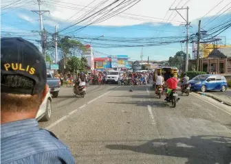  ??  ?? Ganito kawalan ng disiplina ang mga motorcycle riders sa Zamboanga City at harap-harapan ang bastusan kahit sa mga nagmamando­ng pulis-trapiko na wala naman magawa sa mga paglabag sa kalye. Bukod pa rito ang mga overloaded jeep na kahit sa bubungan ay...