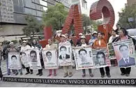  ??  ?? En pie. Los padres de los 43 normalista­s desapareci­dos de Ayotzinapa siguen a la espera de resolución del Gobierno.