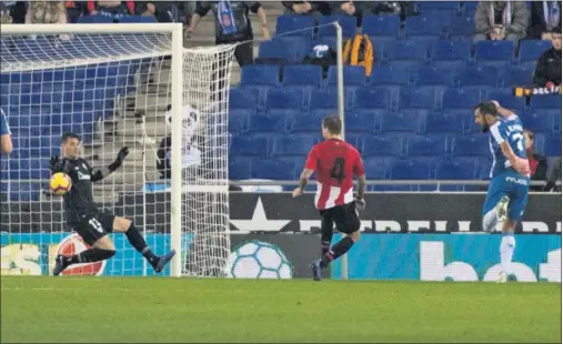  ??  ?? EL GOL DE LA VICTORIA. Borja Iglesias, que le ganó la espalda a Iñigo Martínez, remató cruzado de cabeza al palo derecho de Herrerín.